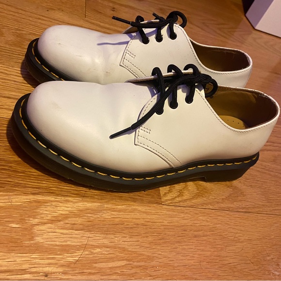 DR MARTEN SHOES, white leather oxfords, size 7. - Picture 4 of 11